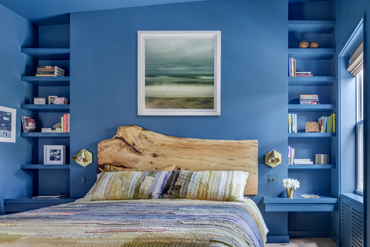 Neverovatno udobna i efektivna spavaća soba sa morsko plavim zidovima